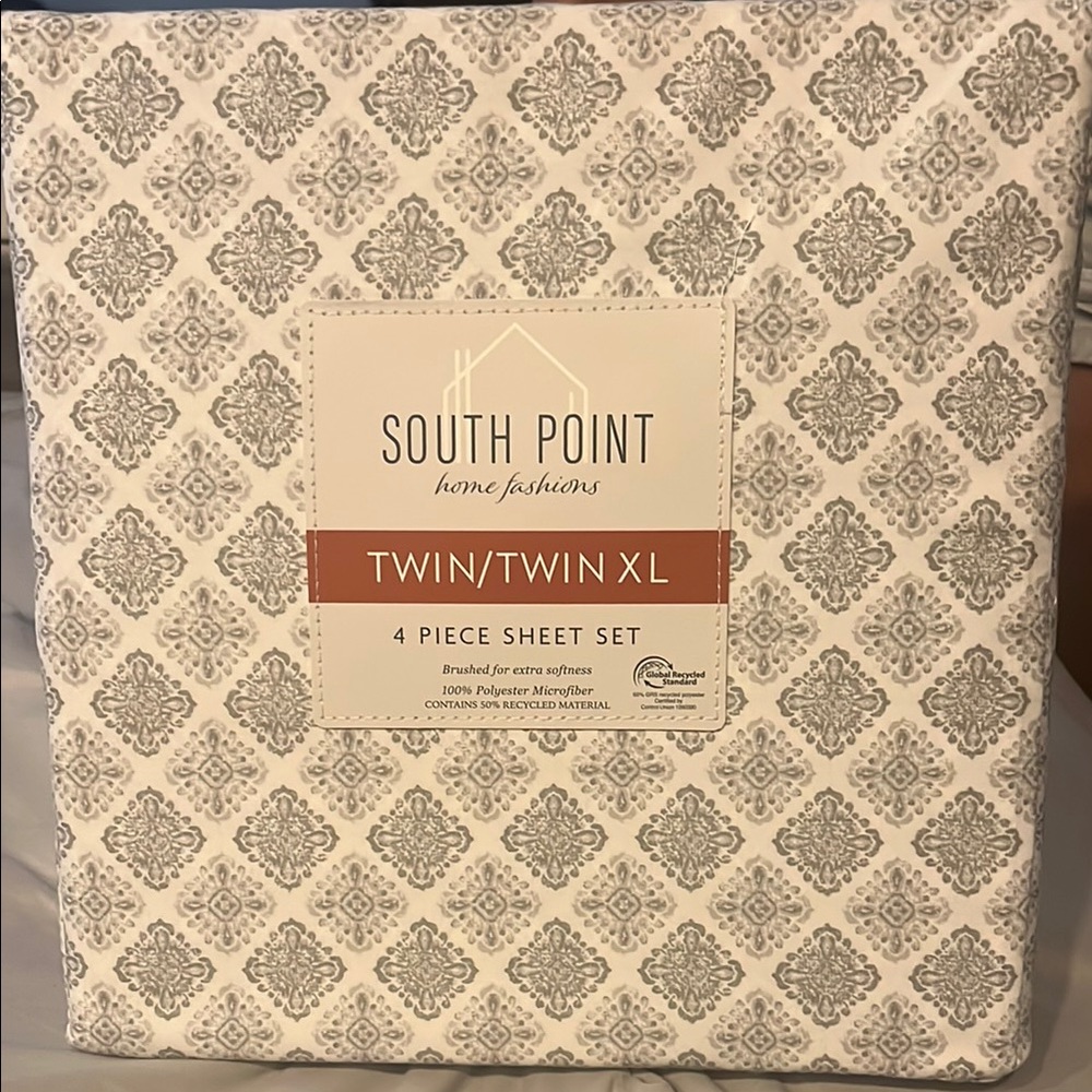 Gray and White Geometric Sheets Bedding